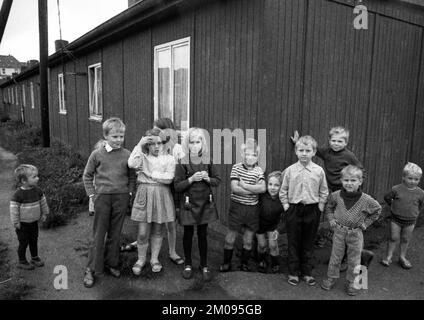 Kinder, Großfamilien und Alleinerziehende in einem Obdachlosenheim am 28.6.1971 in Hilden, Deutschland, Europa Stockfoto