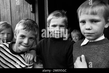 Kinder, Großfamilien und Alleinerziehende in einem Obdachlosenheim am 28.6.1971 in Hilden, Deutschland, Europa Stockfoto