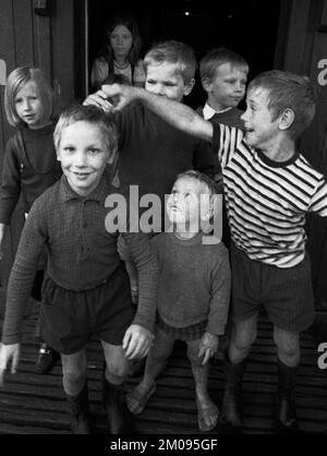 Kinder, Großfamilien und Alleinerziehende in einem Obdachlosenheim am 28.6.1971 in Hilden, Deutschland, Europa Stockfoto