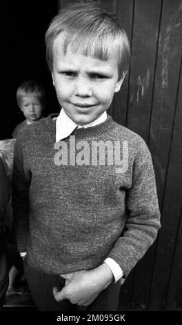 Kinder, Großfamilien und Alleinerziehende in einem Obdachlosenheim am 28.6.1971 in Hilden, Deutschland, Europa Stockfoto