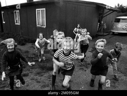 Kinder, Großfamilien und Alleinerziehende in einem Obdachlosenheim am 28.6.1971 in Hilden, Deutschland, Europa Stockfoto