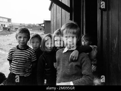 Kinder, Großfamilien und Alleinerziehende in einem Obdachlosenheim am 28.6.1971 in Hilden, Deutschland, Europa Stockfoto