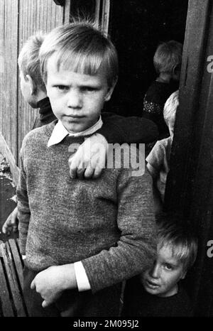 Kinder, Großfamilien und Alleinerziehende in einem Obdachlosenheim am 28.6.1971 in Hilden, Deutschland, Europa Stockfoto