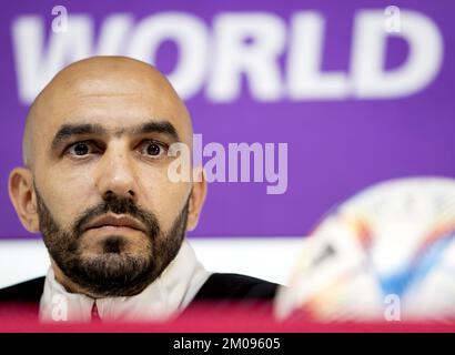 Doha, Katar. 05.. Dezember 2022. DOHA - Coach Hoalid Regragui während einer Pressekonferenz der marokkanischen Nationalmannschaft im Media Center am 5. Dezember 2022 in Doha, Katar. Marokko wird in der Runde 16 mit Spanien zusammentreffen. ANP KOEN VAN WEEL Credit: ANP/Alamy Live News Stockfoto