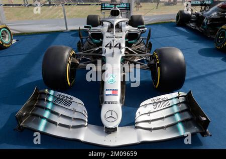 Blick auf den Mercedes AMG F1 W10 EQ Power+ Rennwagen Sir Lewis Hamiltons, 2019 Formel-1-Meisterschaft, ausgestellt im Silverstone Classic 2022 Stockfoto