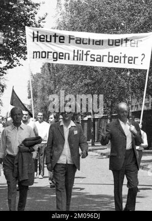 Mit schwarzen Flaggen, Trauer und Wut demonstrierten die Arbeiter von Delog, einer Fabrik für Flachglas, am 13. Juli 1971 in Gelsenkirchen zur Erhaltung o Stockfoto