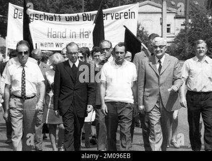 Mit schwarzen Flaggen, Trauer und Wut demonstrierten die Arbeiter von Delog, einer Fabrik für Flachglas, am 13. Juli 1971 in Gelsenkirchen zur Erhaltung o Stockfoto