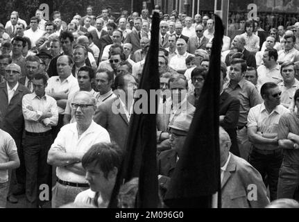 Mit schwarzen Flaggen, Trauer und Wut demonstrierten die Arbeiter von Delog, einer Fabrik für Flachglas, am 13. Juli 1971 in Gelsenkirchen zur Erhaltung o Stockfoto