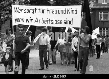 Mit schwarzen Flaggen, Trauer und Wut demonstrierten die Arbeiter von Delog, einer Fabrik für Flachglas, am 13. Juli 1971 in Gelsenkirchen zur Erhaltung o Stockfoto