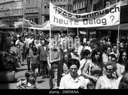 Mit schwarzen Flaggen, Trauer und Wut demonstrierten die Arbeiter von Delog, einer Fabrik für Flachglas, am 13. Juli 1971 in Gelsenkirchen zur Erhaltung o Stockfoto