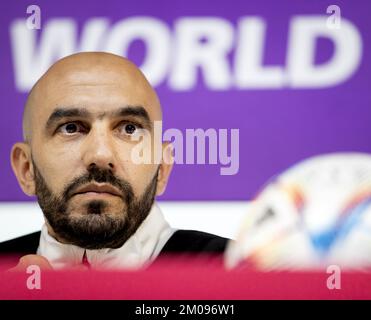 Doha, Katar. 05.. Dezember 2022. DOHA - Coach Hoalid Regragui während einer Pressekonferenz der marokkanischen Nationalmannschaft im Media Center am 5. Dezember 2022 in Doha, Katar. Marokko wird in der Runde 16 mit Spanien zusammentreffen. ANP KOEN VAN WEEL Credit: ANP/Alamy Live News Stockfoto