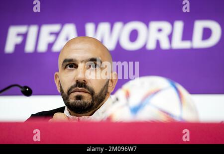 Doha, Katar. 05.. Dezember 2022. DOHA - Coach Hoalid Regragui während einer Pressekonferenz der marokkanischen Nationalmannschaft im Media Center am 5. Dezember 2022 in Doha, Katar. Marokko wird in der Runde 16 mit Spanien zusammentreffen. ANP KOEN VAN WEEL Credit: ANP/Alamy Live News Stockfoto