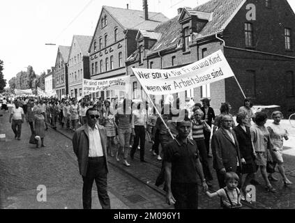 Mit schwarzen Flaggen, Trauer und Wut demonstrierten die Arbeiter von Delog, einer Fabrik für Flachglas, am 13. Juli 1971 in Gelsenkirchen zur Erhaltung o Stockfoto