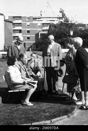 Diese Gruppe von Rentnern, die hier am 18. August 1971 in Dortmund zu sehen war, leidet unter der inflationären Entwicklung ihrer Renten und hat sich angeschlossen Stockfoto