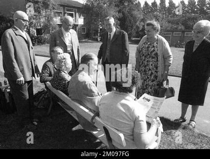 Diese Gruppe von Rentnern, die hier am 18. August 1971 in Dortmund zu sehen war, leidet unter der inflationären Entwicklung ihrer Renten und hat sich angeschlossen Stockfoto