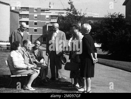 Diese Gruppe von Rentnern, die hier am 18. August 1971 in Dortmund zu sehen war, leidet unter der inflationären Entwicklung ihrer Renten und hat sich angeschlossen Stockfoto