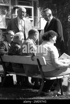 Diese Gruppe von Rentnern, die hier am 18. August 1971 in Dortmund zu sehen war, leidet unter der inflationären Entwicklung ihrer Renten und hat sich angeschlossen Stockfoto