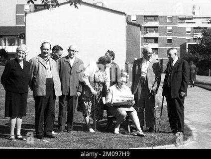 Diese Gruppe von Rentnern, die hier am 18. August 1971 in Dortmund zu sehen war, leidet unter der inflationären Entwicklung ihrer Renten und hat sich angeschlossen Stockfoto