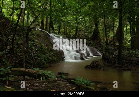 Schöner Wasserfall im Sa Nang Manora Forest Park, Provinz Phangnga, Thailand. Stockfoto