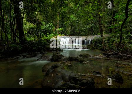 Schöner Wasserfall im Sa Nang Manora Forest Park, Provinz Phangnga, Thailand. Stockfoto