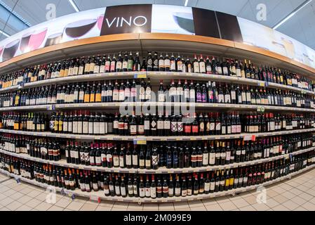 Cuneo, Italien - 30. November 2022: Regale mit Weinflaschen zum Verkauf im italienischen Supermarkt, Tex: vino (Wein), Fischaugenblick Stockfoto