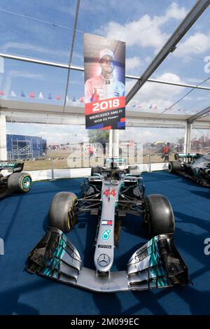 Blick auf den Mercedes AMG F1 W09 EQ Power+ Rennwagen Sir Lewis Hamiltons, 2018 Formel-1-Meisterschaft, ausgestellt im Silverstone Classic 2022 Stockfoto