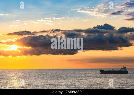 Öltankschiff Schiff am Mittelmeer bei Sonnenaufgang, Barcelona, Spanien, Europa Stockfoto