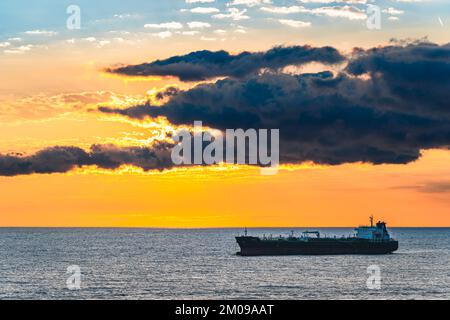 Öltankschiff Schiff am Mittelmeer bei Sonnenaufgang, Barcelona, Spanien, Europa Stockfoto