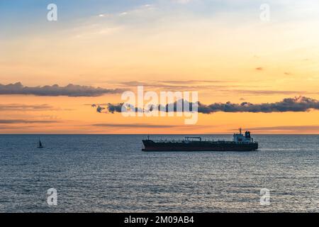 Öltankschiff Schiff am Mittelmeer bei Sonnenaufgang, Barcelona, Spanien, Europa Stockfoto