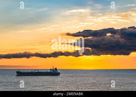 Öltankschiff Schiff am Mittelmeer bei Sonnenaufgang, Barcelona, Spanien, Europa Stockfoto