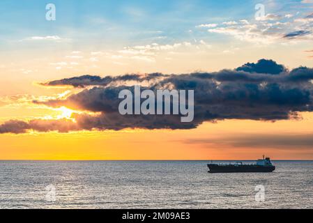 Öltankschiff Schiff am Mittelmeer bei Sonnenaufgang, Barcelona, Spanien, Europa Stockfoto