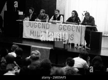 Linke und pazifistische Demonstration zum Anti-Kriegstag am 1.9.1971 in Bochum.Banner: Jugend gegen Militarismus, Deutschland, Europa Stockfoto