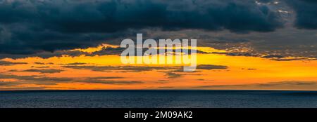 Blaue Stunde über dem Mittelmeer, Barcelona, Spanien, Europa Stockfoto