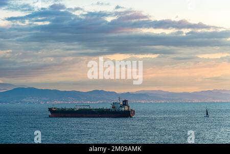 Öltankschiff Schiff am Mittelmeer bei Sonnenaufgang, Barcelona, Spanien, Europa Stockfoto