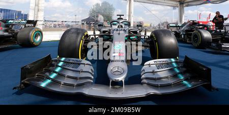 Blick auf den Mercedes AMG F1 W10 EQ Power+ Rennwagen Sir Lewis Hamiltons, 2019 Formel-1-Meisterschaft, ausgestellt im Silverstone Classic 2022 Stockfoto