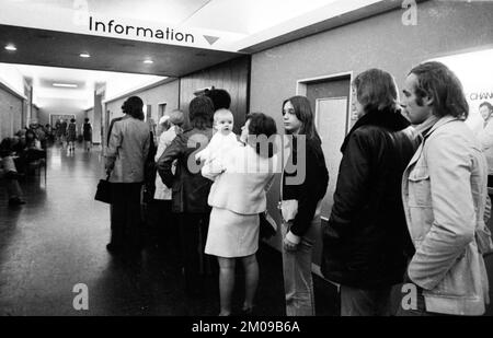 Arbeitslos oder ohne Lehrlingsausbildung war in den 1970er Jahren nicht ungewöhnlich, wie hier am 10.10.1974 in Köln bei der Beschäftigung von zu sehen war Stockfoto