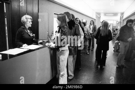 Arbeitslos oder ohne Lehrlingsausbildung war in den 1970er Jahren nicht ungewöhnlich, wie hier am 10.10.1974 in Köln bei der Beschäftigung von zu sehen war Stockfoto