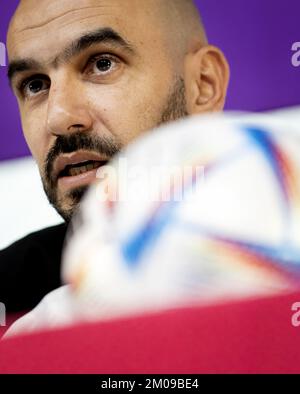 Doha, Katar. 05.. Dezember 2022. DOHA - Coach Hoalid Regragui während einer Pressekonferenz der marokkanischen Nationalmannschaft im Media Center am 5. Dezember 2022 in Doha, Katar. Marokko wird in der Runde 16 mit Spanien zusammentreffen. ANP KOEN VAN WEEL Credit: ANP/Alamy Live News Stockfoto