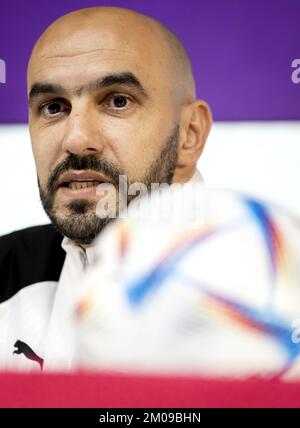 Doha, Katar. 05.. Dezember 2022. DOHA - Coach Hoalid Regragui während einer Pressekonferenz der marokkanischen Nationalmannschaft im Media Center am 5. Dezember 2022 in Doha, Katar. Marokko wird in der Runde 16 mit Spanien zusammentreffen. ANP KOEN VAN WEEL Credit: ANP/Alamy Live News Stockfoto