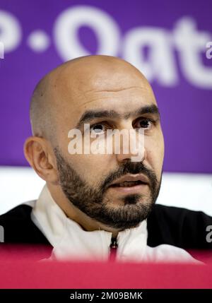 Doha, Katar. 05.. Dezember 2022. DOHA - Coach Hoalid Regragui während einer Pressekonferenz der marokkanischen Nationalmannschaft im Media Center am 5. Dezember 2022 in Doha, Katar. Marokko wird in der Runde 16 mit Spanien zusammentreffen. ANP KOEN VAN WEEL Credit: ANP/Alamy Live News Stockfoto