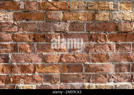 Alte rote Ziegel Nahaufnahme erzeugt Ein Muster für Ein strukturiertes Hintergrundelement. Backsteine Und Mörtel Aus Dem Antiken Haus Stockfoto