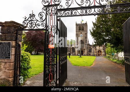 Kendal Parish Church, auch bekannt als Holy Trinity Church aufgrund ihrer Hingabe an die Heilige Dreifaltigkeit, ist die anglikanische Gemeindekirche von Kendal Cumbria Stockfoto