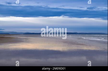 Findhorn Beach Moray Coast Schottland goldene Wintersonne am Sand und Blick auf die Black Isle Stockfoto