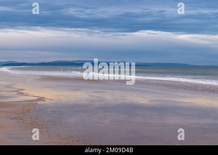 Findhorn Beach Moray Coast Schottland Winterlicht auf dem Sand und mit Blick auf die Black Isle Stockfoto