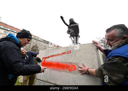 Prag, Tschechische Republik. 05.. Dezember 2022. Die Installation einer Skulptur, die den russischen Präsidenten Wladimir Putin als Goblin darstellt, der ein Gasventil festzieht, fand am 5. Dezember 2022 auf dem Interbrigady-Platz in Prag statt. Die Skulptur wurde anlässlich eines internationalen Treffens künstlerischer Schmiede geschaffen. Kredit: Katerina Sulova/CTK Photo/Alamy Live News Stockfoto