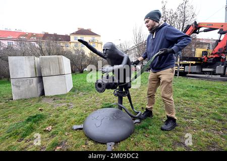 Prag, Tschechische Republik. 05.. Dezember 2022. Die Installation einer Skulptur, die den russischen Präsidenten Wladimir Putin als Goblin darstellt, der ein Gasventil festzieht, fand am 5. Dezember 2022 auf dem Interbrigady-Platz in Prag statt. Die Skulptur wurde anlässlich eines internationalen Treffens künstlerischer Schmiede geschaffen. Kredit: Katerina Sulova/CTK Photo/Alamy Live News Stockfoto