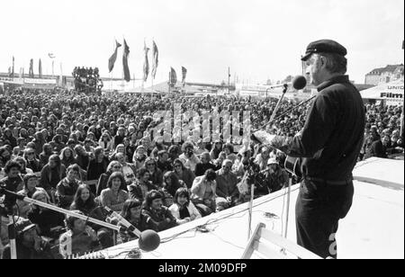 Mit Musik, Folklore, Diskussionen, Politik, Essen, Akrobatik, Kunst und Unterhaltung, die DKP-Zeitung Unsere Zeit (UZ) feierte ihr traditionelles fez Stockfoto