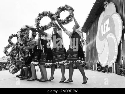 Mit Musik, Folklore, Diskussionen, Politik, Essen, Akrobatik, Kunst und Unterhaltung, die DKP-Zeitung Unsere Zeit (UZ) feierte ihr traditionelles fez Stockfoto