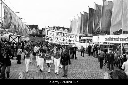 Mit Musik, Folklore, Diskussionen, Politik, Essen, Akrobatik, Kunst und Unterhaltung, die DKP-Zeitung Unsere Zeit (UZ) feierte ihr traditionelles fez Stockfoto