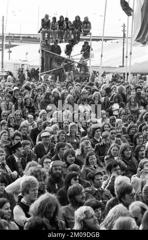 Mit Musik, Folklore, Diskussionen, Politik, Essen, Akrobatik, Kunst und Unterhaltung, die DKP-Zeitung Unsere Zeit (UZ) feierte ihr traditionelles fez Stockfoto